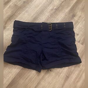 Scrunched navy blue shorts with belt